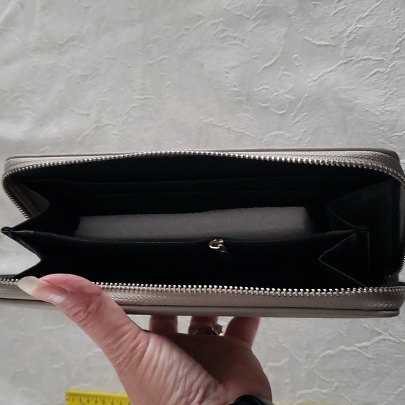 HOST PICK. NWT. Benoss Milan Small Carrying Soft Leather Purse/Wallet - Picture 4 of 6